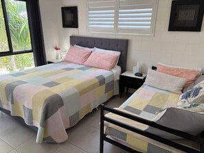 2 habitaciones, tabla de planchar con plancha y cuna de viaje 