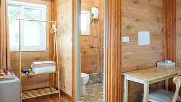 Deluxe kamer | Badkamer | Een douche, een regendouche, handdoeken