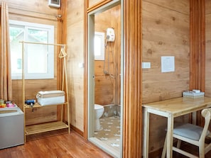 Cottage Room | Bathroom | Shower, rainfall showerhead, towels