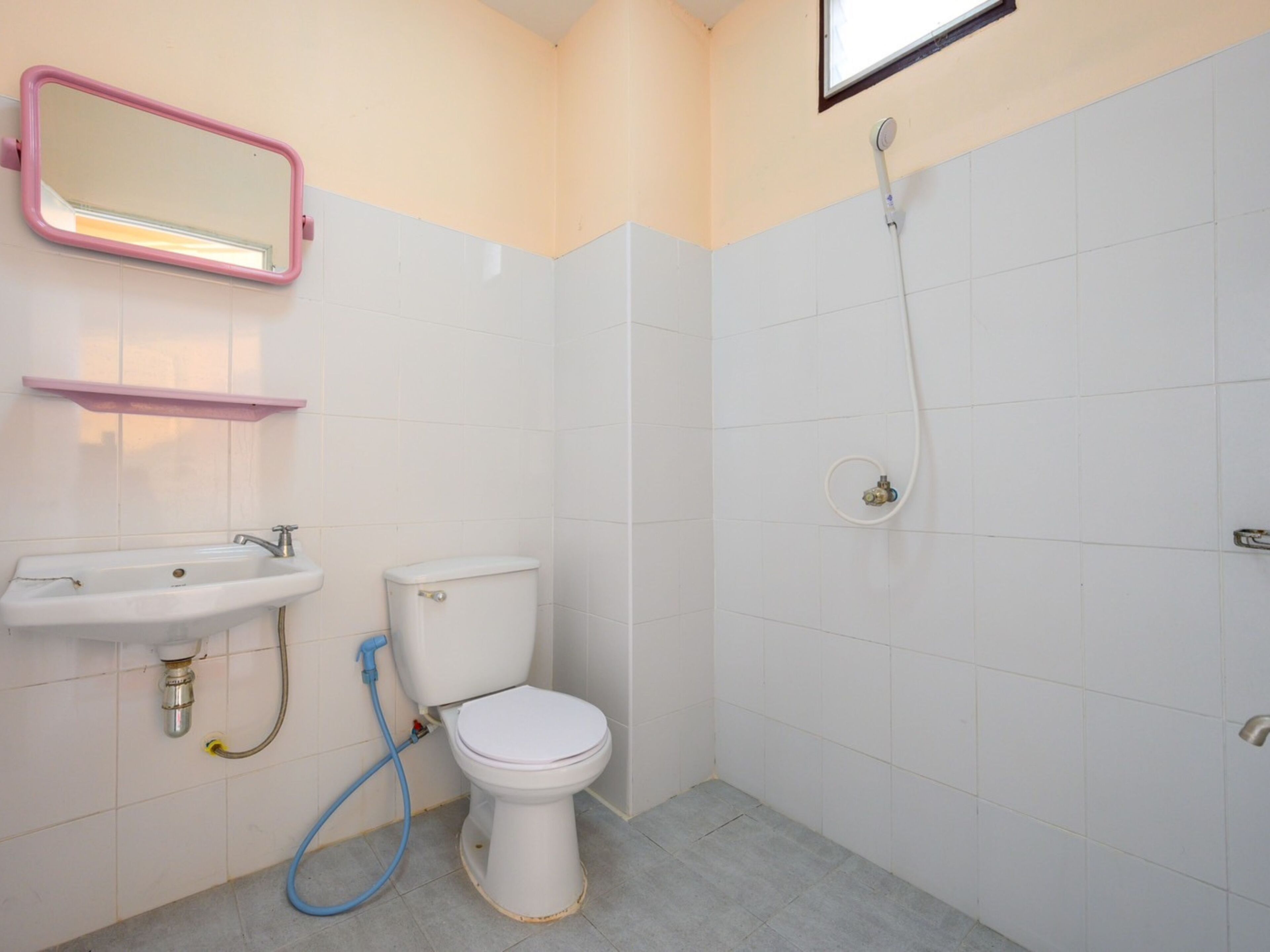 Un baño con inodoro, lavamanos y ducha.