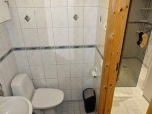 Casa de banho com sanita, bidé e cabine de duche.