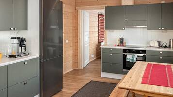 Frigorifero, microonde, lavastoviglie, pentole/stoviglie/utensili