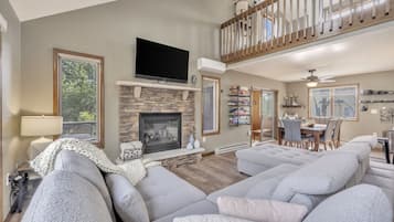 Smart-TV, Kamin, Videospiele, Bücher