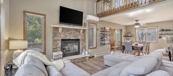 Steps to the Lake: 4 BDR, HotTub, GameRoom, Deck, Lake, Pool, Marina, Skiing