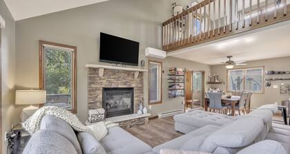 Steps to the Lake: 4 BDR, HotTub, GameRoom, Deck, Lake, Pool, Marina, Skiing