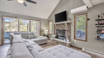 Smart-TV, Kamin, Videospiele, Bücher