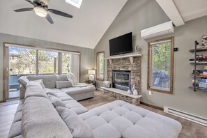 Smart-tv, een open haard, videospelletjes en boeken