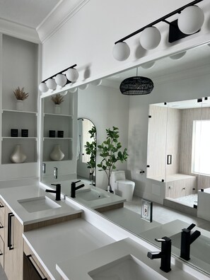 Shower, hair dryer, towels, soap - 5 minutes away from the beach! Luxury Private Villa on the Canal (Nokomis)
