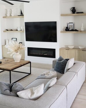 Smart-TV, Kamin, Bücher