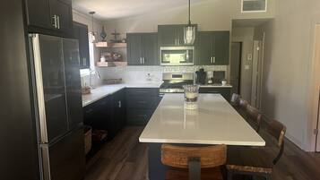 Frigorífic, microones, forn i placa de cuina