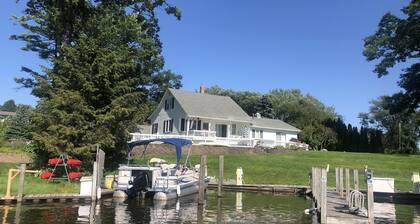 CHANNELSIDE COTTAGE! Amazing views of Muskegon Lake & 10 mts from Lake Michigan!