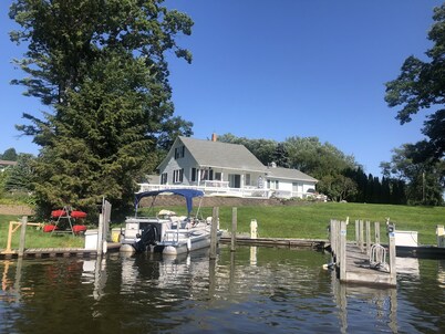 CHANNELSIDE COTTAGE! Amazing views of Muskegon Lake & 10 mts from Lake Michigan!