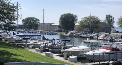 CHANNELSIDE COTTAGE! Amazing views of Muskegon Lake & 10 mts from Lake Michigan!