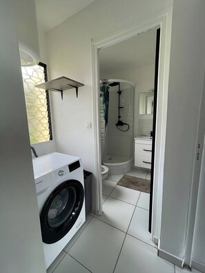 Een douche, handdoeken, zeep, shampoo