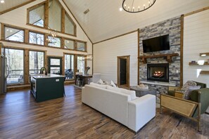 Smart TV, caminetto, videogiochi, tavolo da calcetto