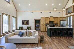 Smart TV, caminetto, videogiochi, tavolo da calcetto