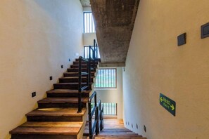 A staircase with a sign indicating an exit. - Fusheng Banri Guesthouse (Guilin Zhujiang) (Guilin)