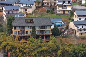 Una zona residencial con varias casas, incluyendo un edificio de dos plantas con balcón.