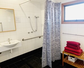 Douche, séchoir à cheveux, serviettes fournies, savon