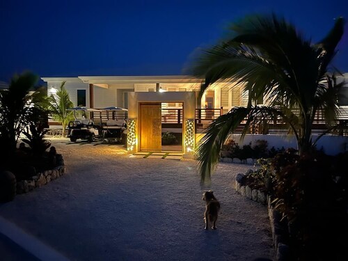 Luxurious 1 Bedroom Apartment overlooking Sea of Abaco, and Boat Dock