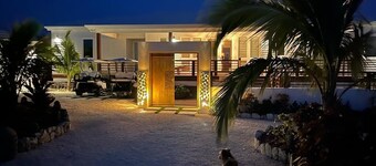 Luxurious 1 Bedroom Apartment overlooking Sea of Abaco, and Boat Dock