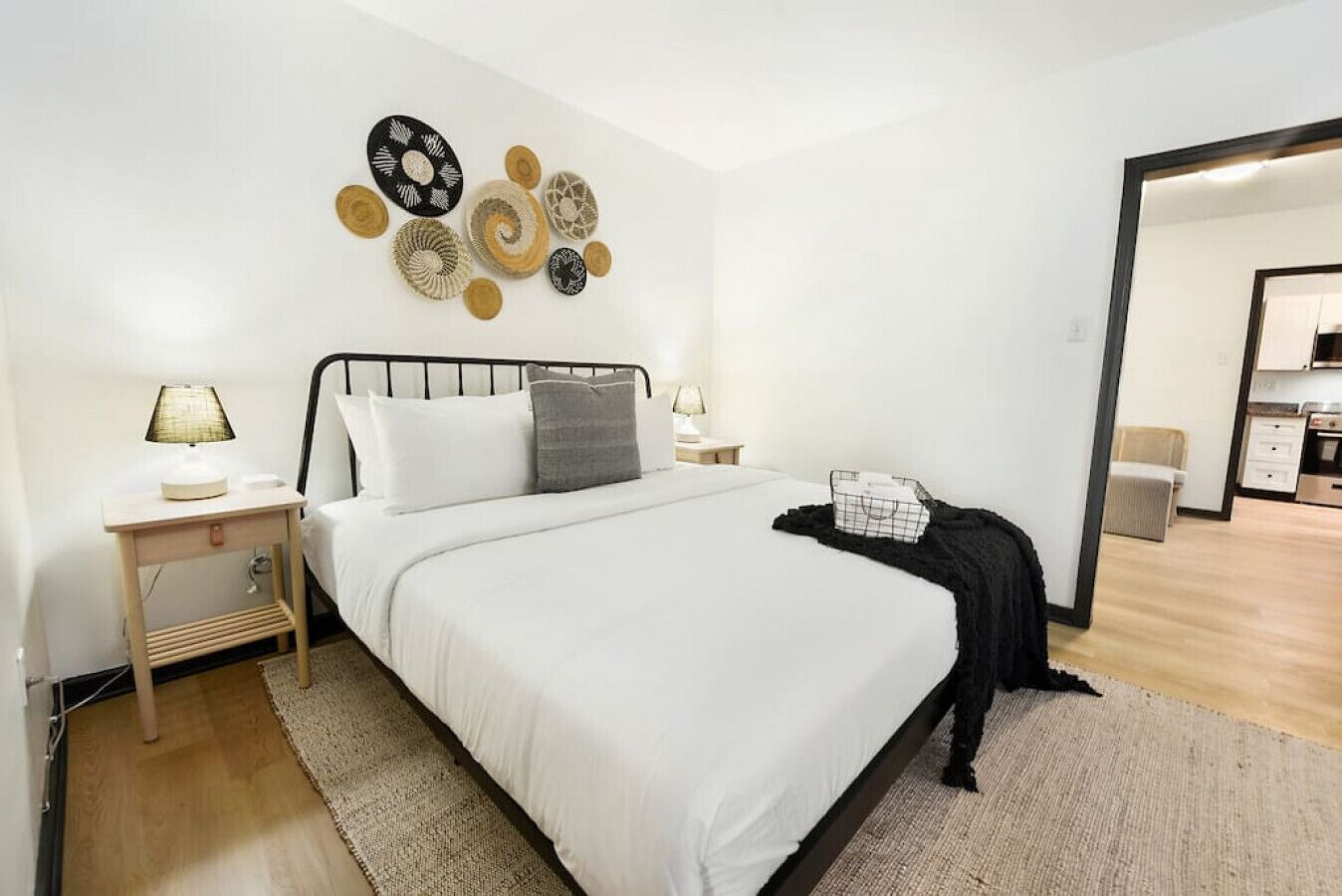 1 chambre, bureau, fer et planche à repasser, lit parapluie