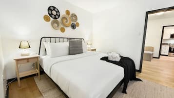 1 soverom, skrivebord, strykejern/-brett og reiseseng for barn