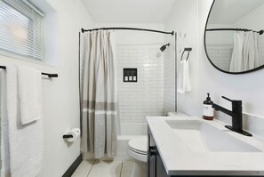 Eco-friendly toiletries, hair dryer, shampoo - ★ HostWise Stays ★ Pet Friendly, King Bed, Private Entrance, Butler St. (Pittsburgh)