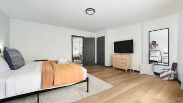 1 makuuhuone, työpöytä, silitysrauta/-lauta, vauvan matkasänky