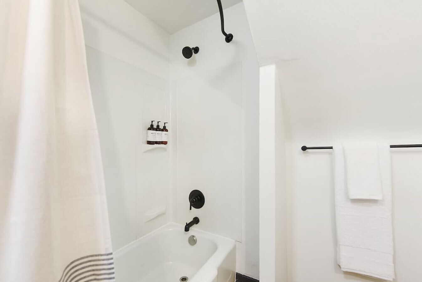 Amenidades de baño ecológicas, secadora de cabello, toallas, jabón 