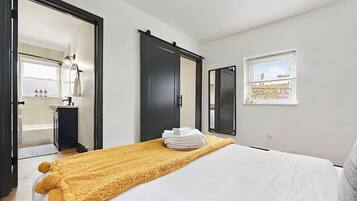 1 makuuhuone, työpöytä, silitysrauta/-lauta, vauvan matkasänky