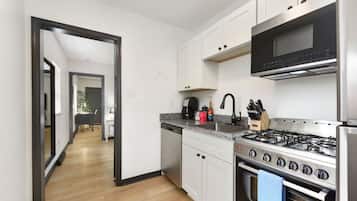 Jääkaappi, mikroaaltouuni, uuni, liesi