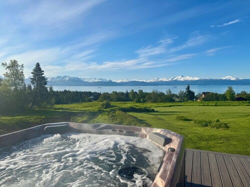 2 bed with amazing views of bay & glacier, hot tub, private deck & fish storage