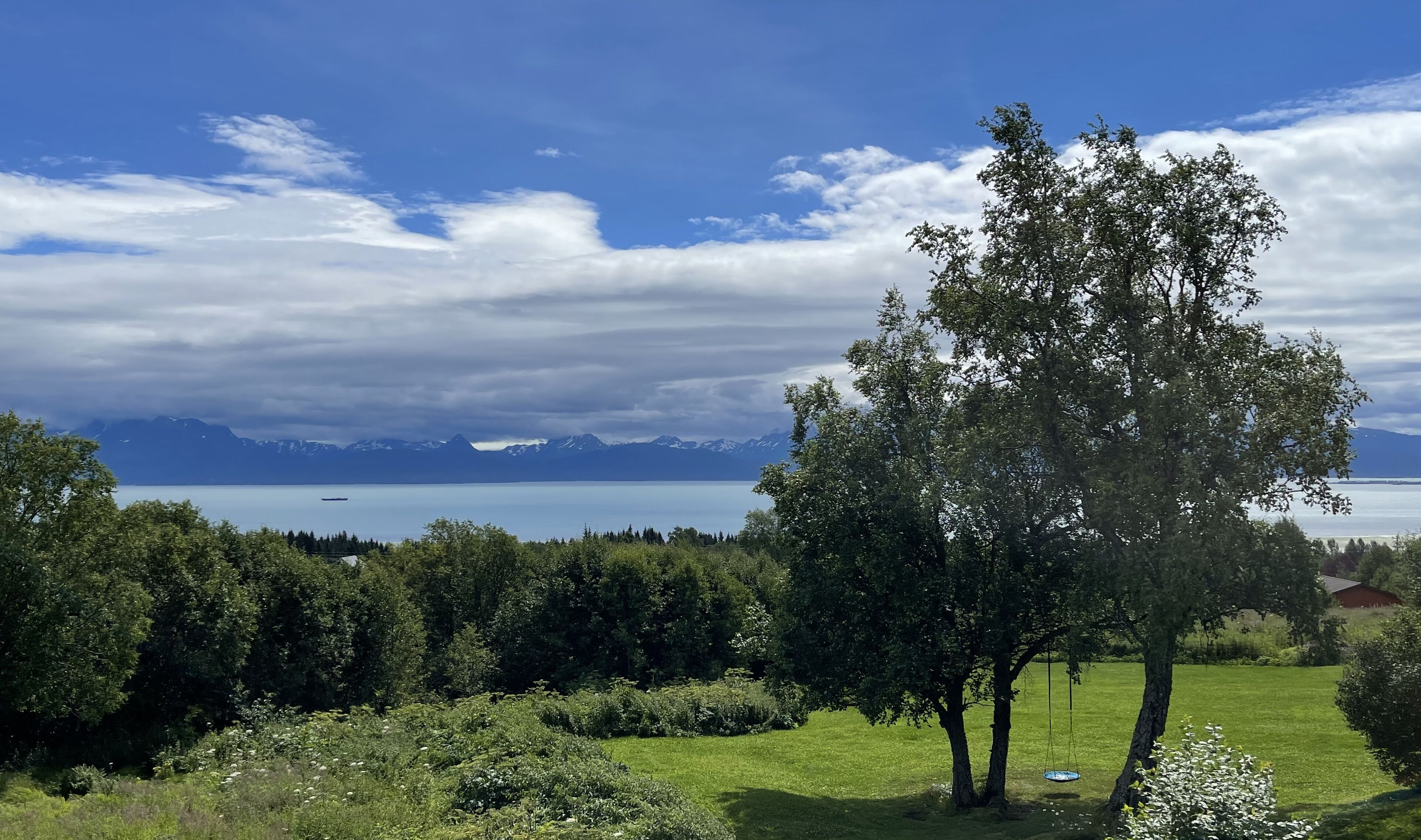 2 bed with amazing views of the bay, private deck, fire pit, fish storage