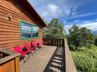 2 bed with amazing views of bay & glacier, hot tub, private deck & fish storage