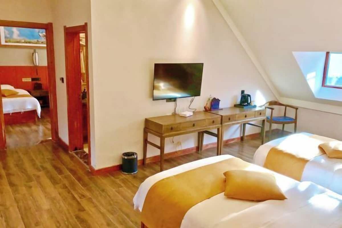 Una habitación con cama, escritorio, silla y televisor.