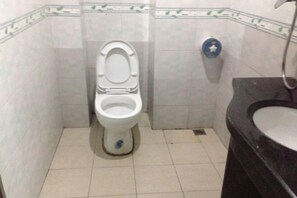 A bathroom with a toilet, a bidet, and a sink. - Phoenix Hotel, Wuzhou (Wuzhou)