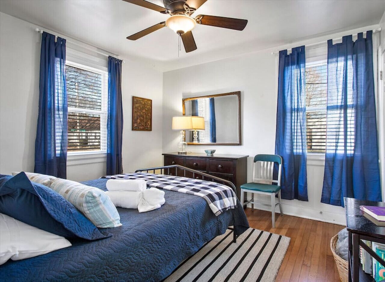 3 chambres, bureau, fer et planche à repasser, lit parapluie