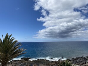 På stranden, solstolar och strandhanddukar