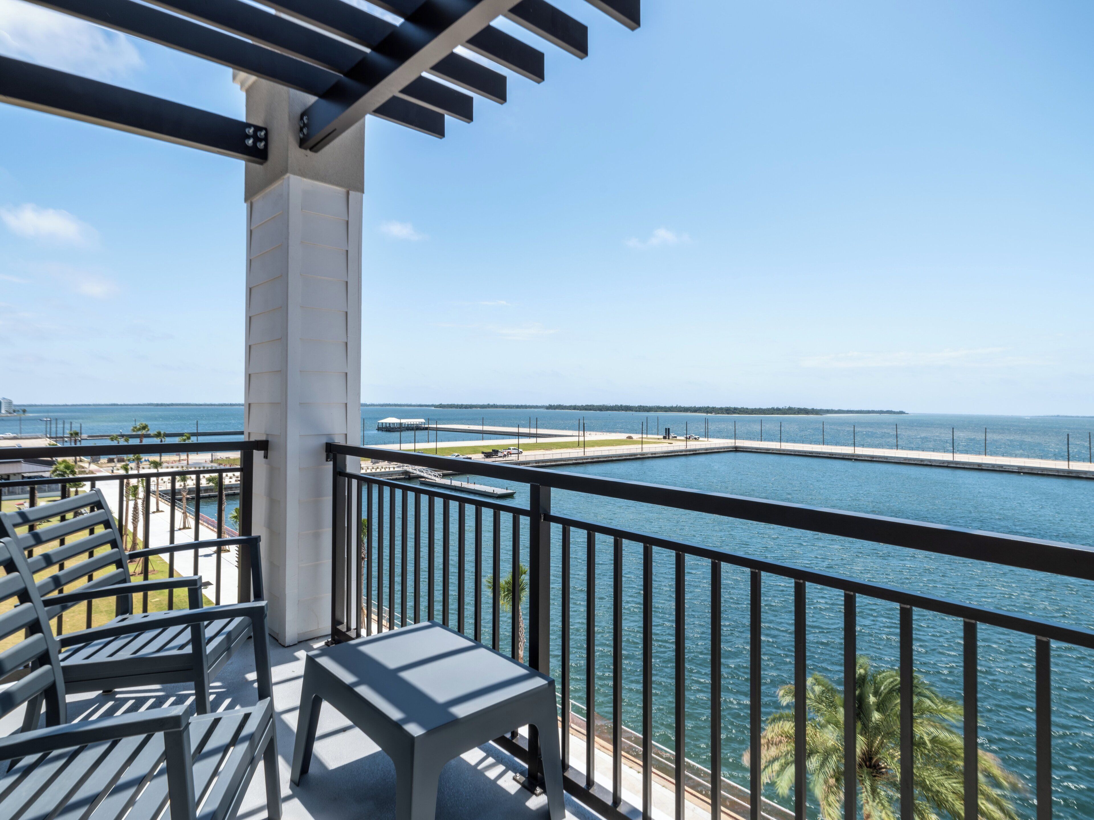 Escritorio, espacio para trabajar con laptop y wifi gratis 