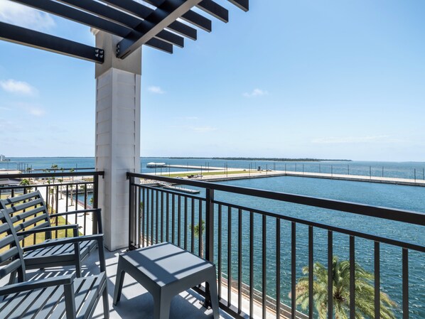 A balcony with a view of a marina and the ocean. - Hotel Indigo Panama City Marina by IHG (Panama City)