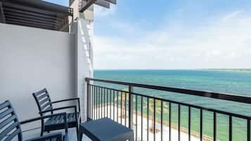 Premium Room, 1 Katil Raja (King), Balcony, Bay View | Meja, ruang kerja komputer riba, Wi-fi percuma, cadar katil