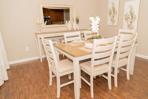 Maison familiale, 4 chambres | Aire de séjour | Téléviseur à écran plat, foyer
