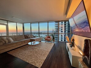 Smart TV y chimenea 