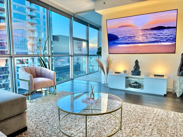 Smart TV, fireplace