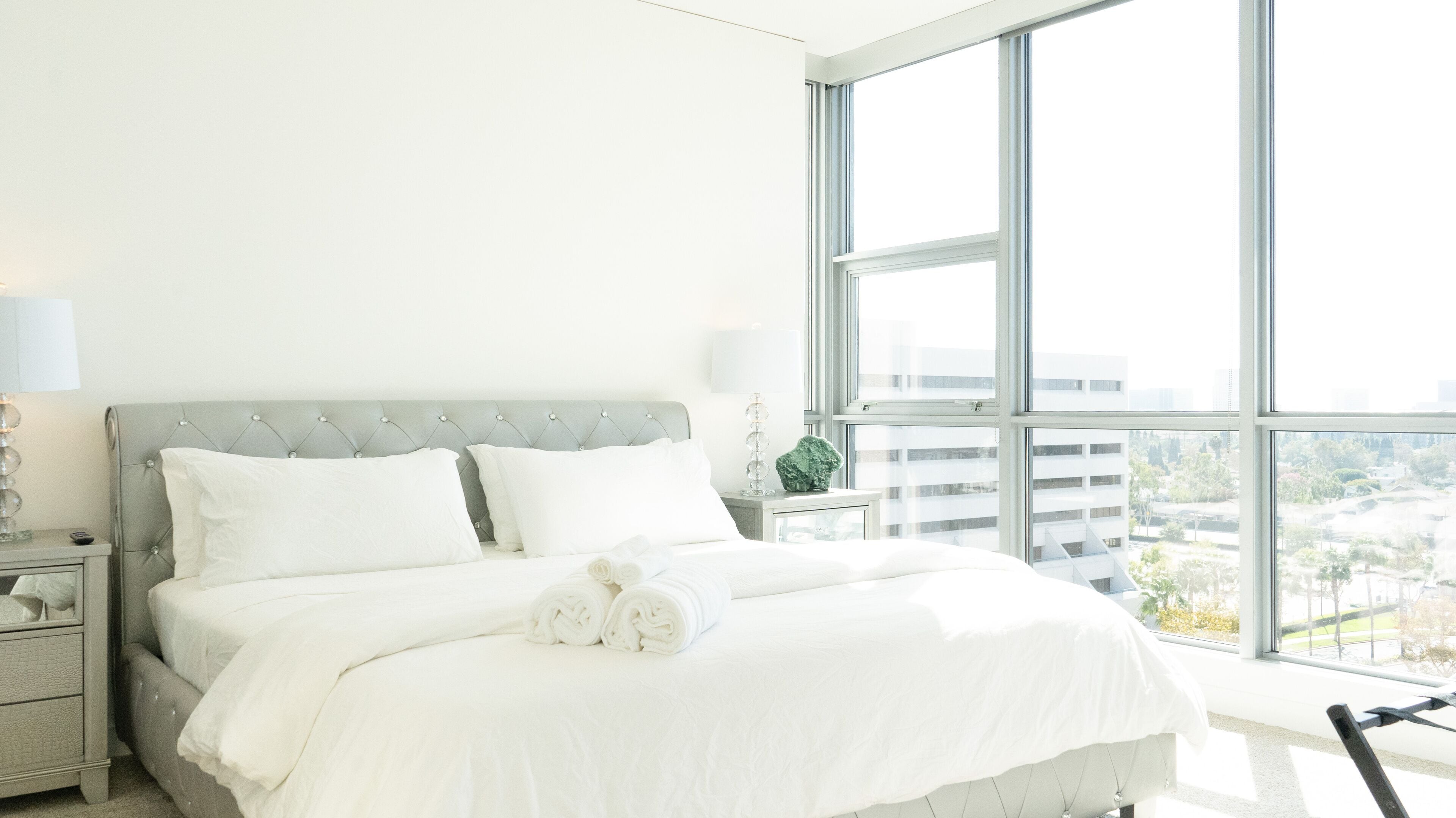 2 habitaciones, escritorio y tabla de planchar con plancha 