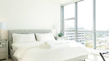 2 habitaciones, escritorio y tabla de planchar con plancha