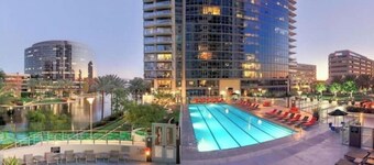 Spacious Luxury High-rise 2bd 2ba w/pool spa & gym