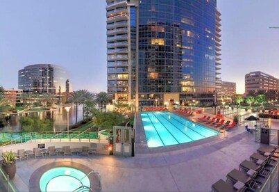 Spacious Luxury High-rise 2bd 2ba w/pool spa & gym