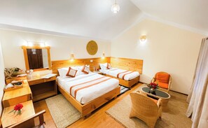 Kahden hengen deluxe-huone, vuoristonäköala, puutarha-alue | Työpöytä, ilmainen Wi-Fi, vuodevaatteet